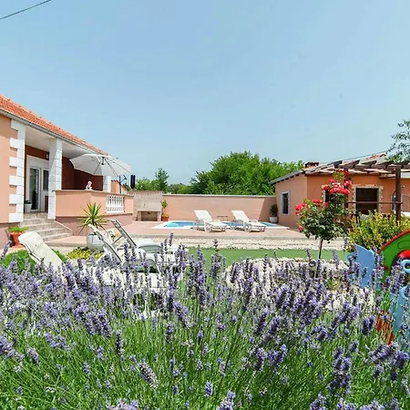 Дом отдыха Lovely In With Wifi