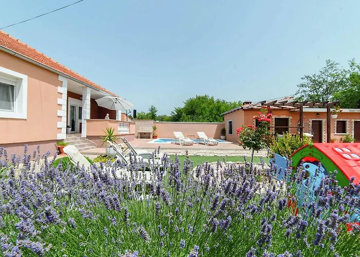 Дом отдыха Lovely In With Wifi